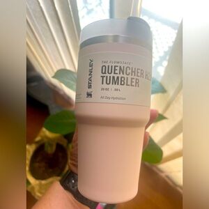 New with tags Stanley tumbler 20 oz quencher tumbler light pink